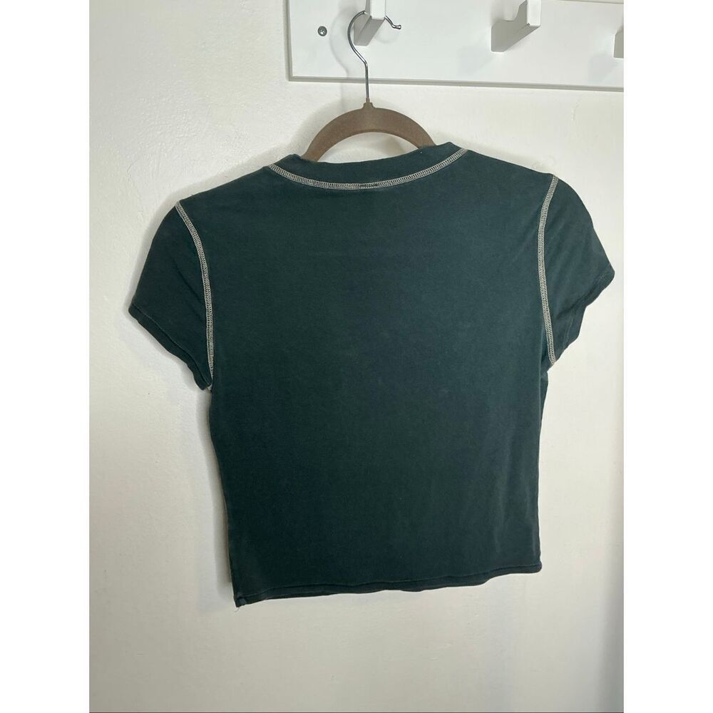 Skims Sport Cropped V-Neck T-Shirt - Picture 4 of 7